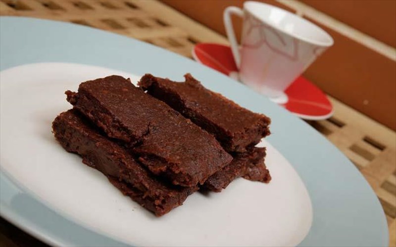 ygieina-elafria-brownies-me-glukopatata-kai-pantzari-apo-tin-eidiko