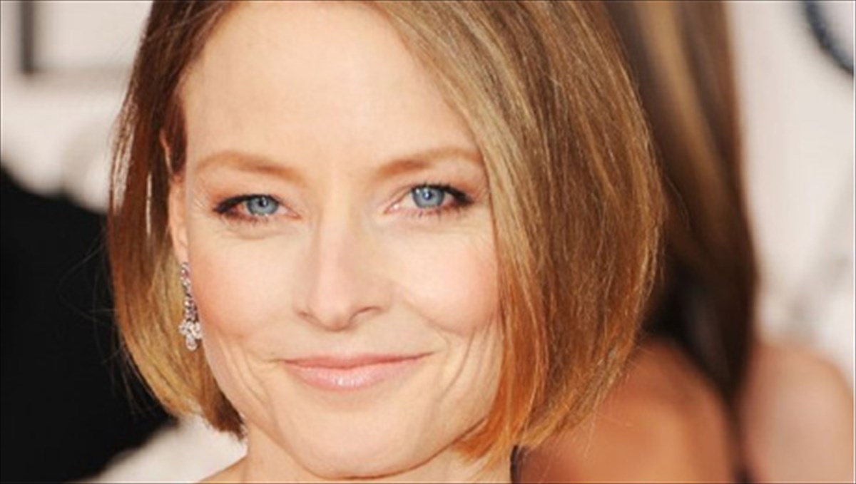 h-Jodie-foster-perna-kai-pali-piso-apo-tis-kameres