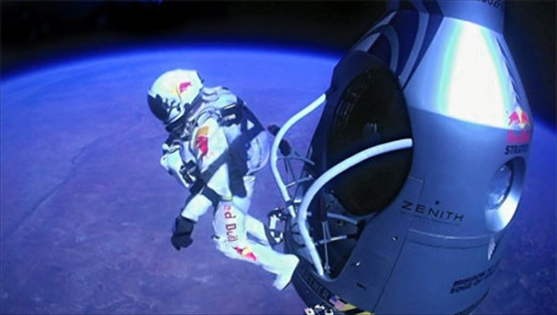 to-alma-rekor-tou-baumgartner-apo-tin-akri-tou-diastimatos