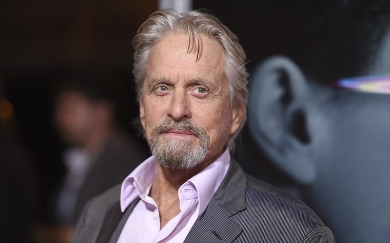 proliptiki-eksomologisi-tou-michael-douglas-gia-anarmosti-sumperifora