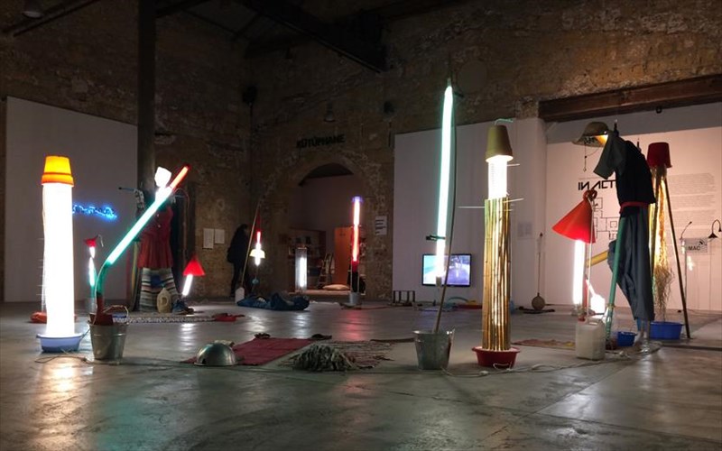 i-neaniki-oikiaki-koultoura-se-mia-ekthesi