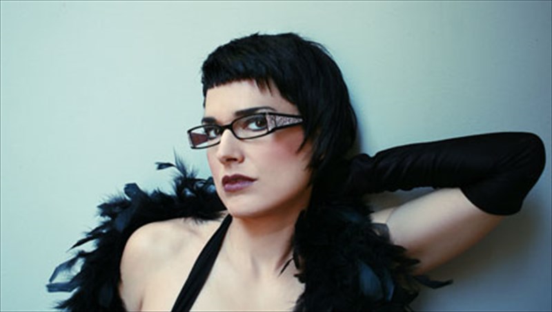 i-eustathia-me-gumna-tragoudia-ston-iano