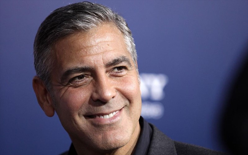 to-catch-22-tou-george-clooney-brike-stegi-sto-hulu