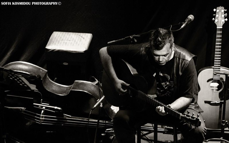 o-mpampis-papadopoulos-se-ena-acoustic-set-ston-faro-tou-kpisn