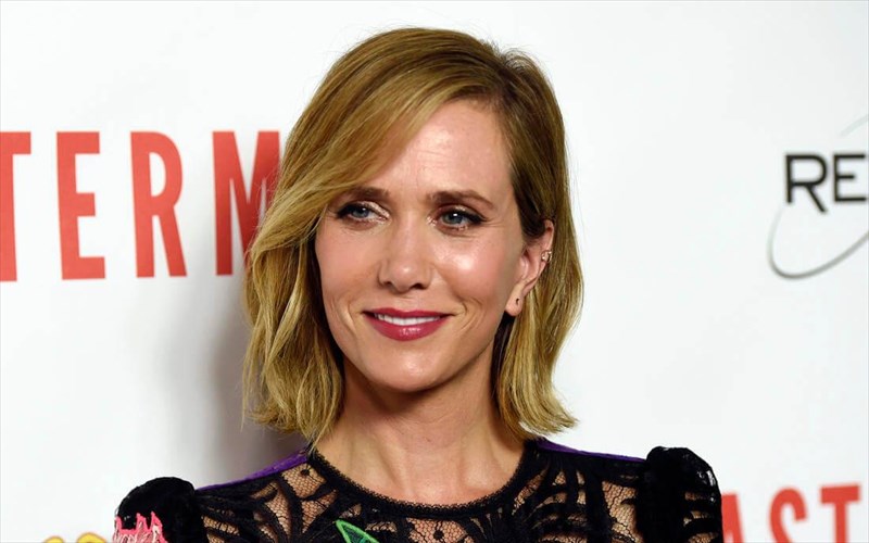 i-kristen-wiig-epistrefei-sti-mikri-othoni-gia-logariasmo-tis-apple