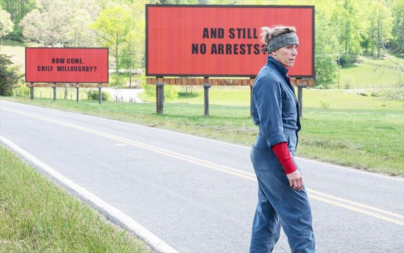 oi-brabeumenes-treis-pinakides-ekso-apo-to-empingk-sto-mizouri-einai-mia-eksairetiki-tainia-se-lathos-epoxi