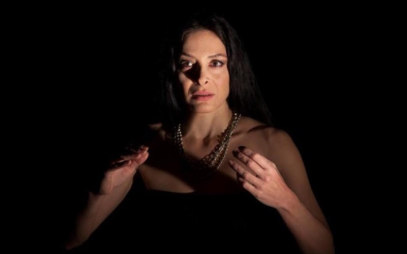 mia-gunaika-afigeitai-ti-zoi-tis-kato-ap-ton-iskio-tou-bounou