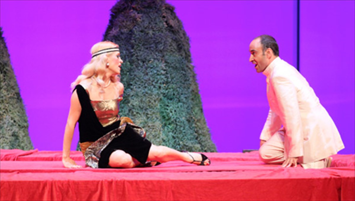 i-opereta-baftistikos-epistrefei-gia-neo-kuklo-parastaseon