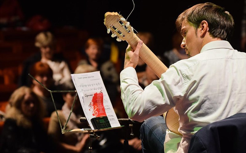 enas-kitharistas-apo-to-seragebo-stin-athina