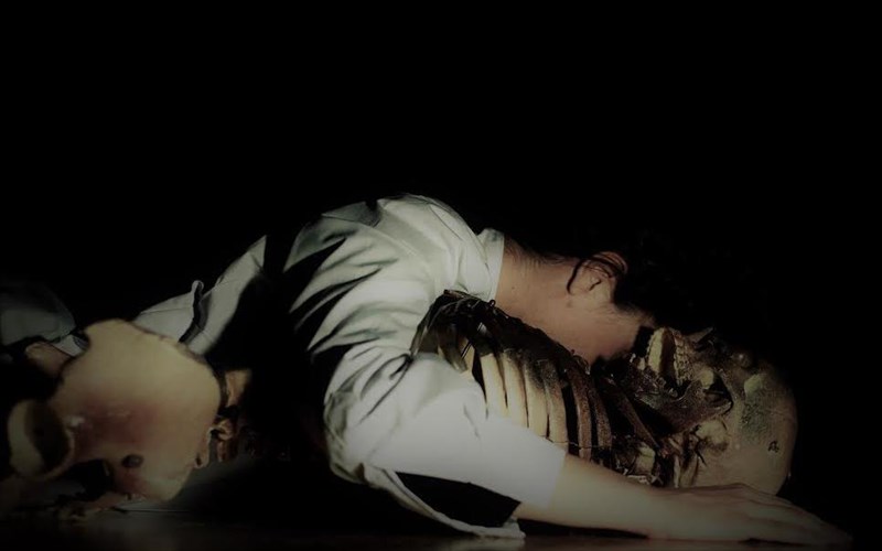 easter-island-tou-lusandrou-spetsieri-sto-ypogeio-tou-kakogiannis