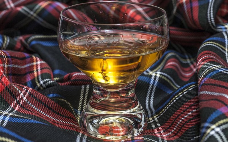 tin-tsiknopempti-giortazei-kai-to-skotseziko-ouiski