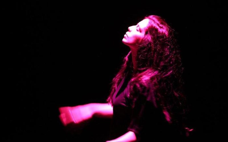 i-elpida-stathatou-me-to-stegosaurus-sto-vault-festival-tou-londinou