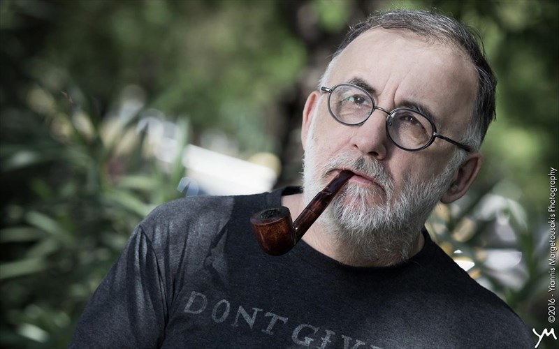 o-thanos-mikroutsikos-to-kalokairi-kathetai-sti-skia-ton-braxon