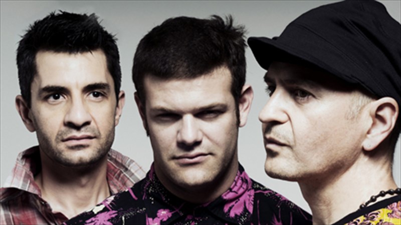 treis-monadikes-mousikes-periplaniseis-sti-skini-tou-half-note