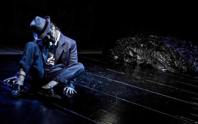 soumpertiana-apo-tin-anastasia-lura-sto-mikroskopiko-theatro