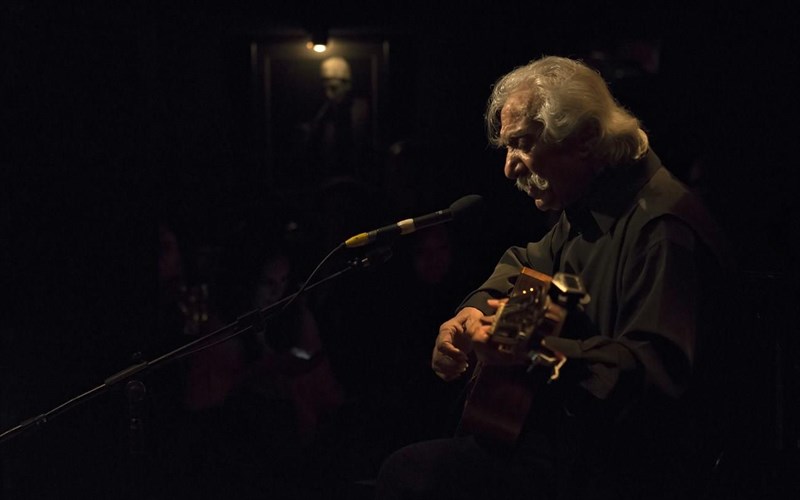 atmosfaira-apo-palia-athinaiki-mpouat-me-ton-kosta-xatzi