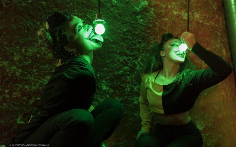 mia-parastasi-pou-diaskedazei-kai-apeleutheronei