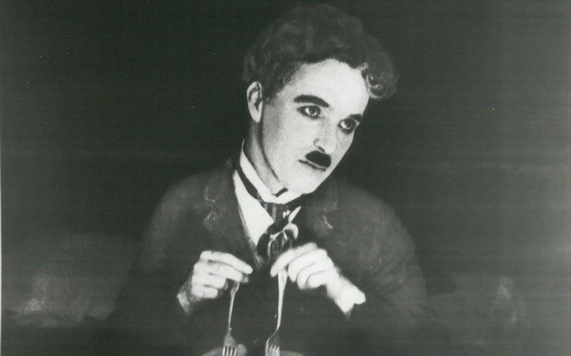 o-xrusothiras-to-aristourgima-tou-charlie-chaplin-me-zontanimousiki