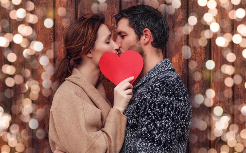 mia-ormoni-einai-pou-tha-ferei-ton-romantismo