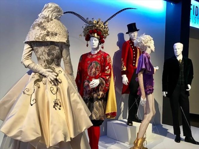 125-kostoumia-gia-oskar-se-mia-ekthesi