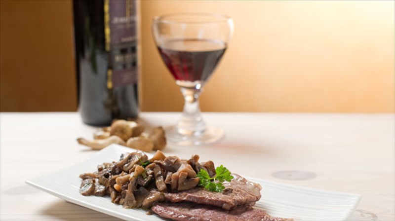 to-ktima-euxaris-sunanta-to-estiatorio-whispers