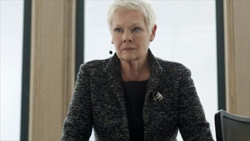 i-Judi-dench-os-m-anoigei-neo-dromo-stis-tainies-tou-James-bond