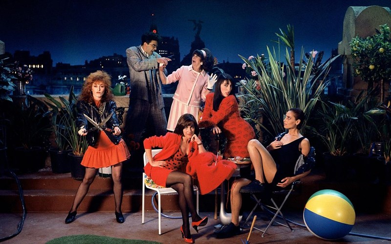 oi-gunaikes-sta-prothura-neurikis-krisis-anebainoun-sti-stegi