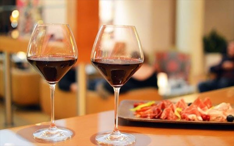 to-aethrion-tou-hilton-giortazei-to-krasi