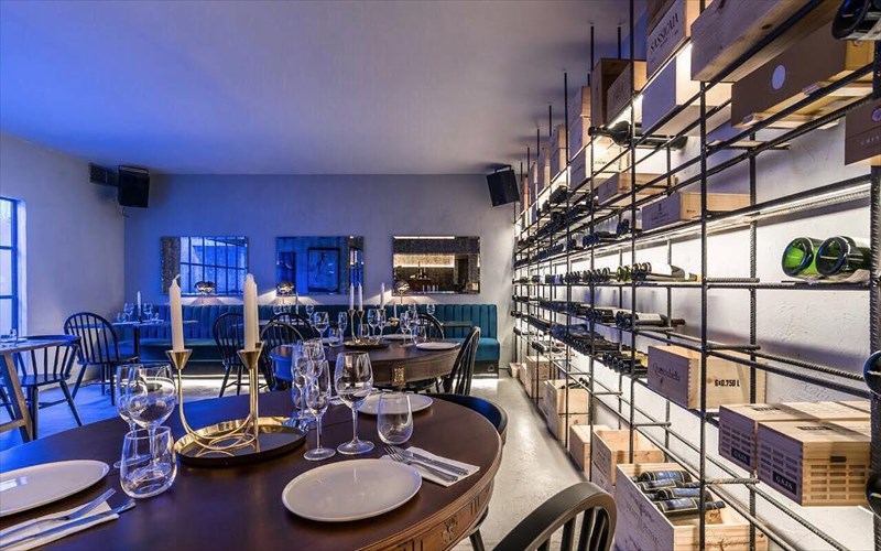 ena-kelari-anoikse-sti-suggrou