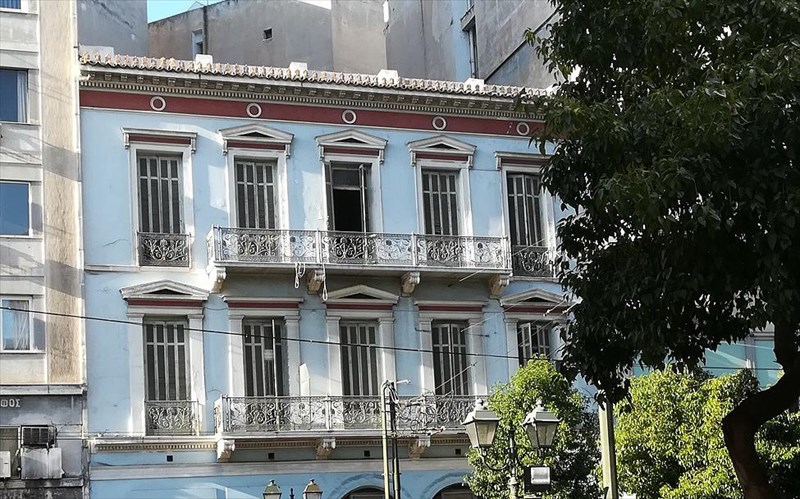 nea-stegi-kai-oristiki-lusi-gia-to-theatriko-mouseio