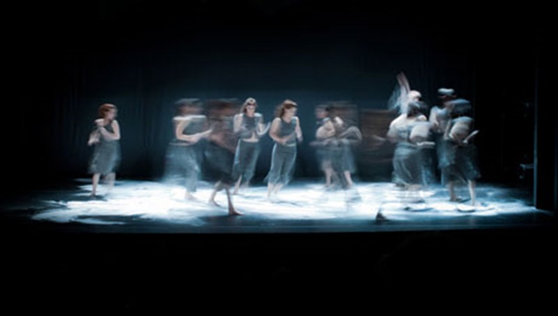 theos-kai-anthropos-se-apoluti-sundesi-me-mia-proseuxi