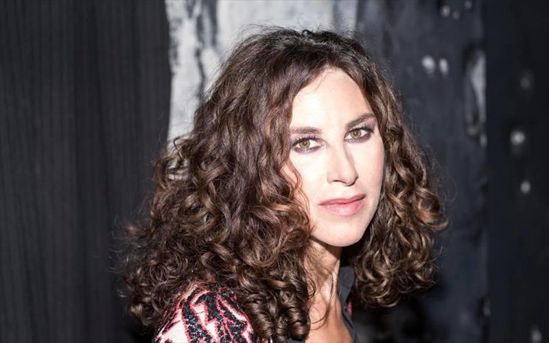 i-eleutheria-arbanitaki-zontana-sto-gazarte-mazi-me-ta-30-xronia-tis-sto-tragoudi