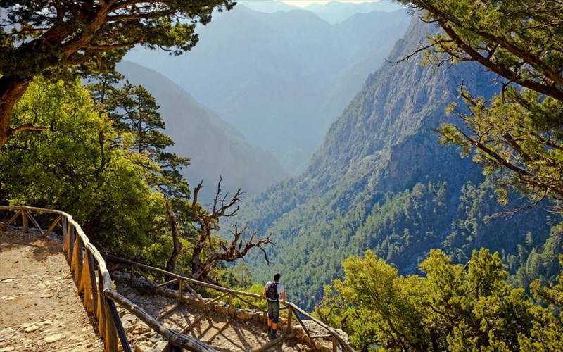 epta-taksidia-se-meri-pou-anthizoun-auti-tin-epoxi