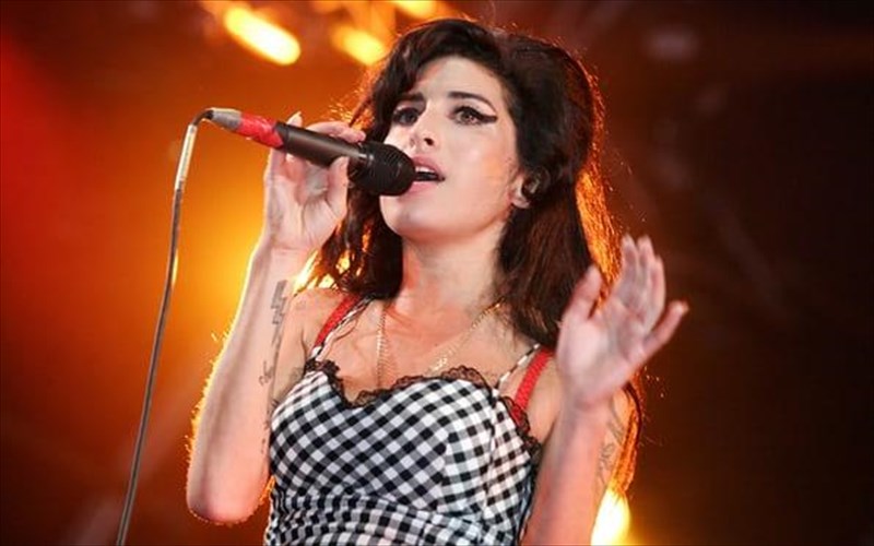 akouste-to-akukloforito-demo-tis-amy-winehouse