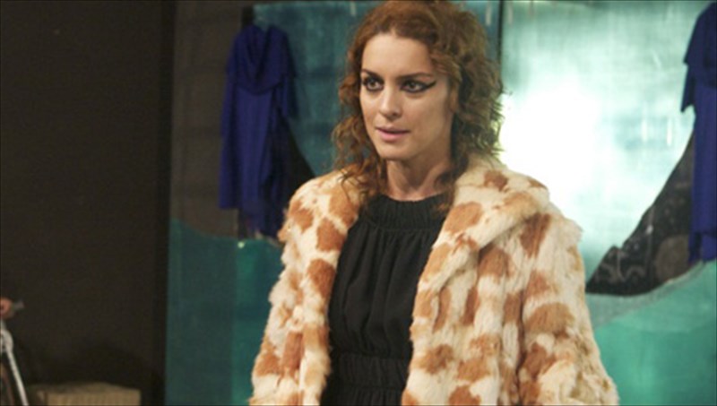 gioulika-skafida-blepo-neous-anthropous-pou-epapsan-na-oneireuontai