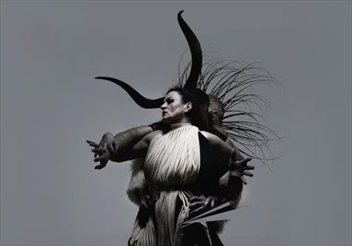 o-aris-mpiniaris-bazei-stin-priza-tis-bakxes-sti-stegi