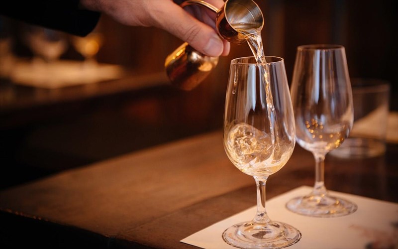 taksidi-ston-kosmo-tou-ouiski-sto-the-westin-resort-costa-navarino