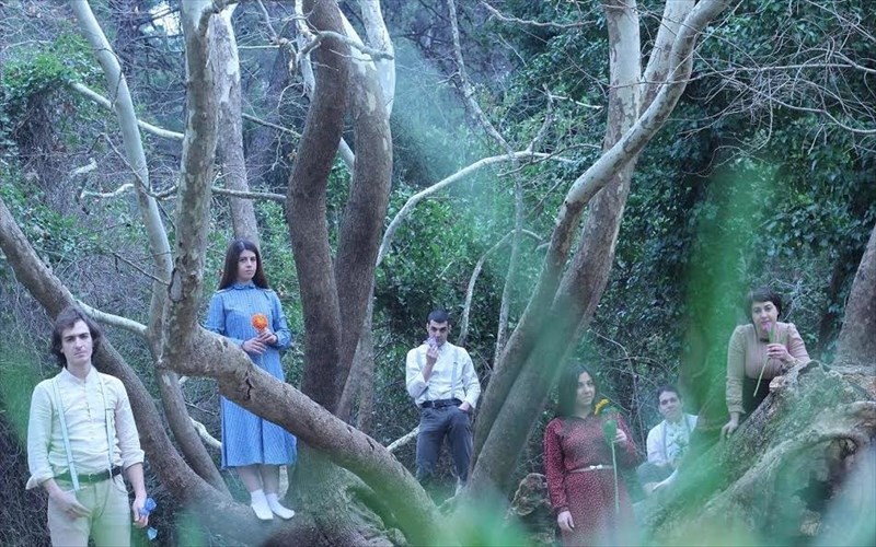 i-agonia-mias-genias-na-zisei-na-eroteuthei-na-ftiaksei-enan-kalutero-kosmo