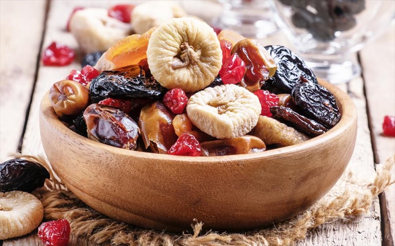 apoksiramena-frouta-poia-tairiazoun-sti-diaita-kai-poia-na-apofeugete