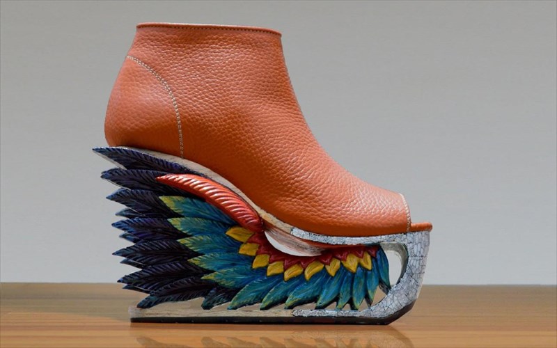 moda-smilemeni-sto-xeri-se-ena-paixnidi-texnis-kai-poluteleias-photos