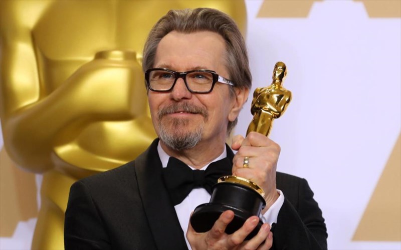 o-gios-tou-gary-oldman-diapseudei-tis-fimes-gia-endooikogeneiaki-bia