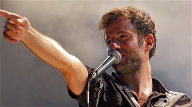 o-kostis-marabegias-me-mpaglama-kato-ston-peiraia