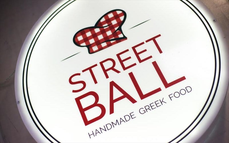 street-ball-street-food-kai-paradosiaki-elliniki-kouzina-se-mia-mpala