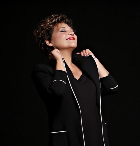 i-giota-negka-tragoudaei-to-fullo-andriko