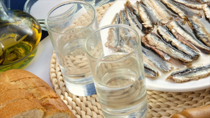 10-authentika-stekia-gia-tsipouro-kai-raki