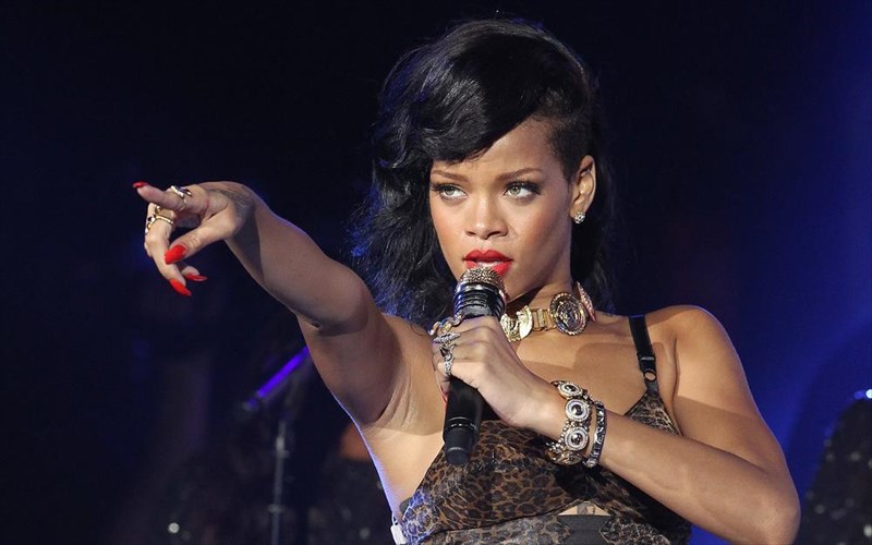 ptosi-sto-xrimatistirio-gia-to-snapchat-logo-rihanna