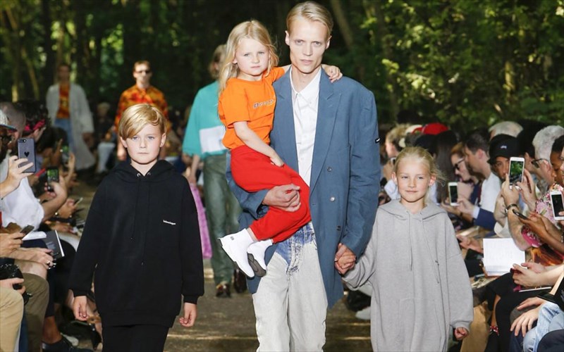 o-oikos-balenciaga-ntunei-kai-tous-mpampades-tou-parkou