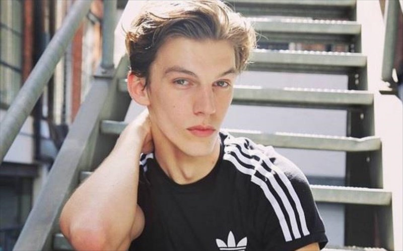 thuma-epithesis-me-maxairi-o-anipsios-tis-elizabeth-hurley-anipsios-tis-elizabeth-hurley