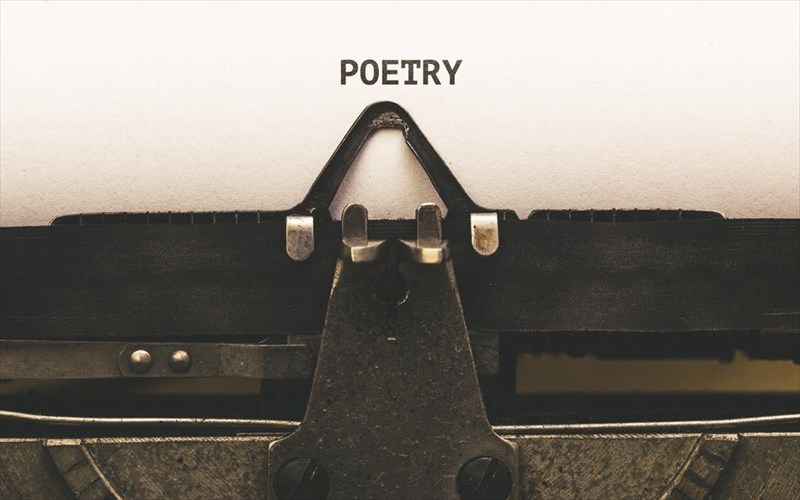 suggrafeis-kai-kallitexnes-diabazoun-poiimata-ton-agapimenon-tous-poiiton