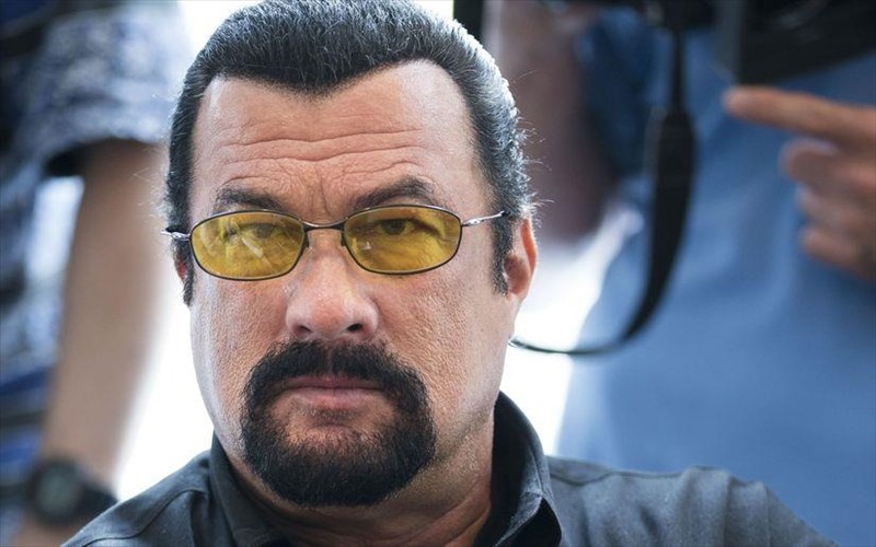 sto-fos-oi-kataggelies-gia-seksoualiki-kakopoiisi-apo-ton-steven-seagal